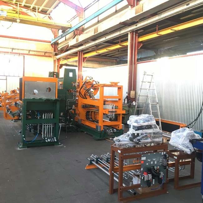 magazzino con macchinari per la formazione impianto oleodinamico a bordo macchina